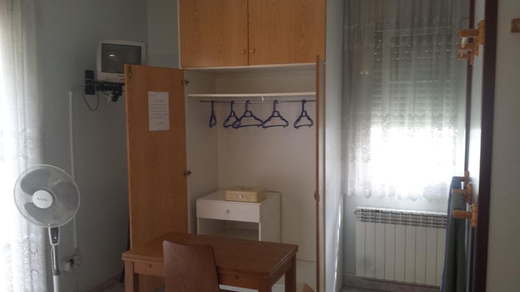 Hostal Porta De Ferro Sant Boi de Llobregat Esterno foto
