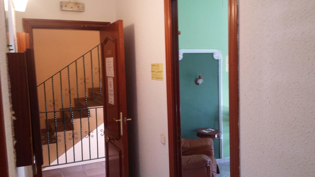 Hostal Porta De Ferro Sant Boi de Llobregat Esterno foto