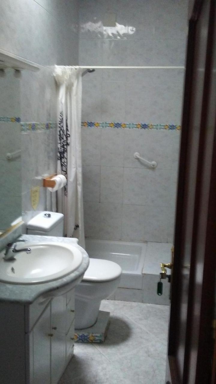 Hostal Porta De Ferro Sant Boi de Llobregat Esterno foto